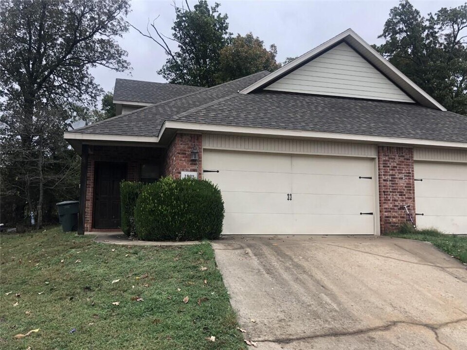 1962 E Peppervine Dr in Fayetteville, AR - Building Photo