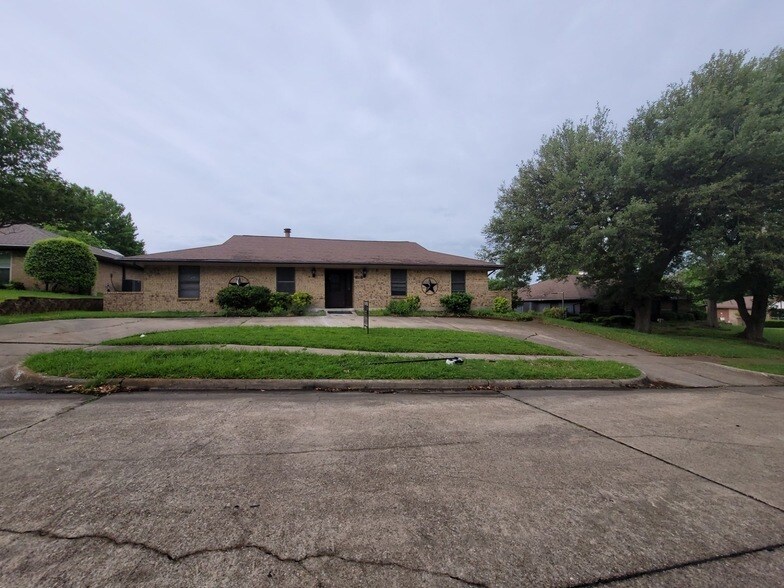 110 La Fawn Cir in Garland, TX - Building Photo