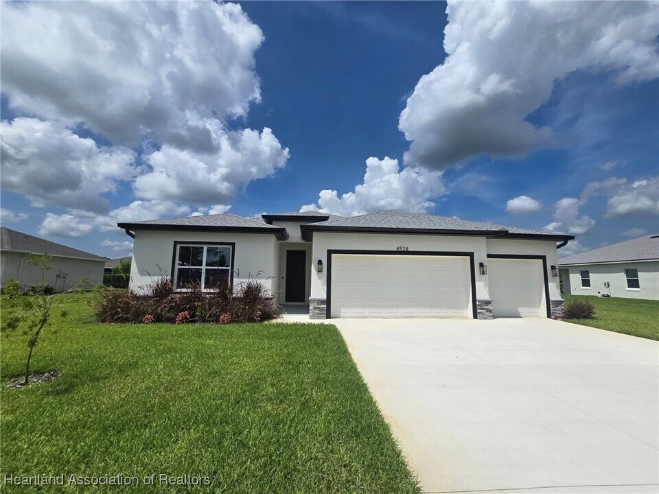4924 San Lorenzo Dr in Sebring, FL - Building Photo