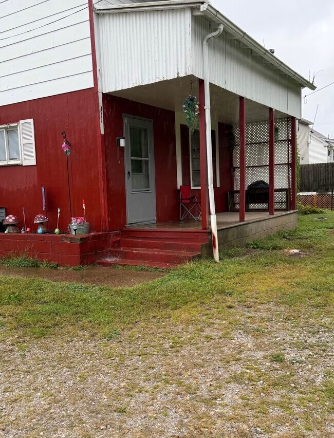 309 Plum St, Unit 3 in Proctor, WV - Building Photo - Building Photo