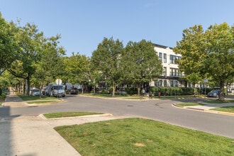 University Commons V in Chicago, IL - Building Photo - Building Photo