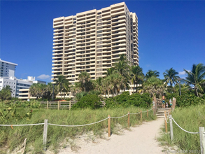 2555 Collins Ave, Unit 808 in Miami Beach, FL - Foto de edificio - Building Photo