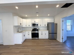 30 Dora St in Stamford, CT - Building Photo - Building Photo