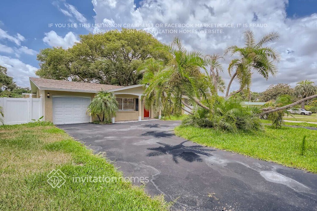 11515 86th Ave N in Seminole, FL - Building Photo