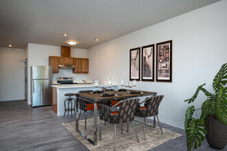 459 Rock Apartments in Portland, OR - Foto de edificio - Building Photo