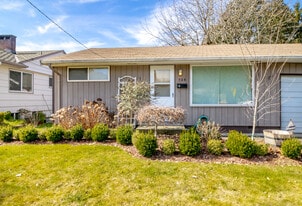 704 4th St NE in Puyallup, WA - Building Photo