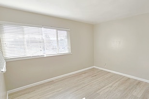 569 Smalley Ave, Unit 1 in Hayward, CA - Building Photo