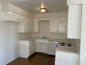 6012 Stockdale Hwy in Bakersfield, CA - Building Photo - Building Photo