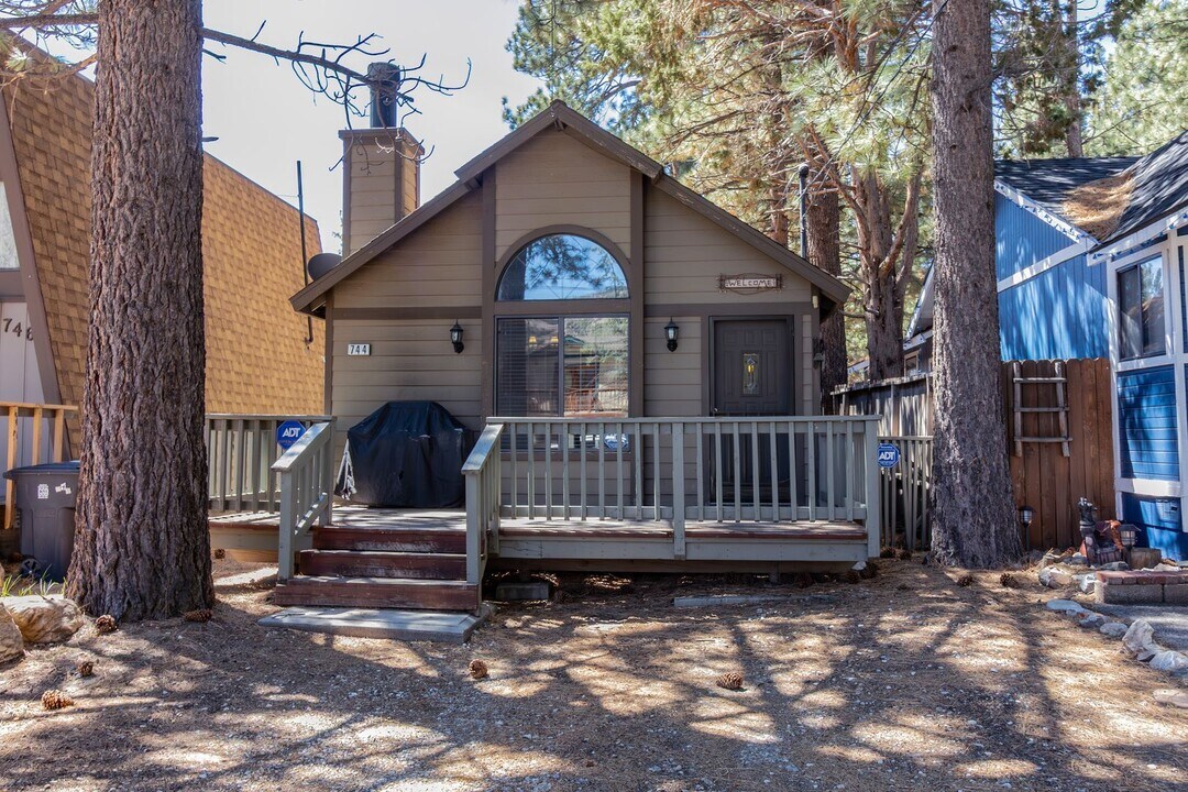 744 E Meadow Ln in Big Bear, CA - Building Photo