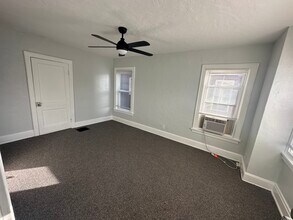 7008 Plainfield Rd, Unit 1 in Cincinnati, OH - Building Photo - Building Photo