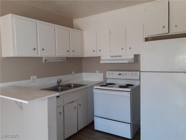 497 North Cir in Las Vegas, NV - Building Photo - Building Photo