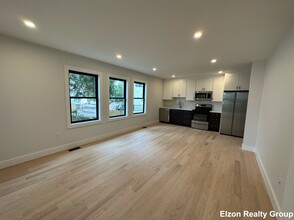 241 Foster St, Unit 1 in Boston, MA - Foto de edificio - Building Photo