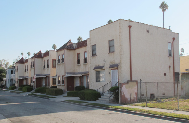 2530 Vineyard Ave in Los Angeles, CA - Building Photo - Building Photo