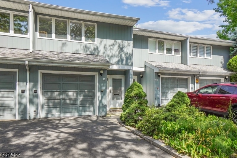 121 Marion Dr in West Orange, NJ - Building Photo