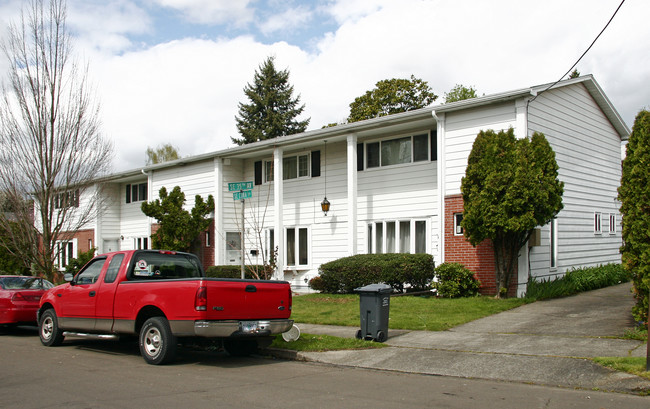 3403-3409 SE Cora Dr in Portland, OR - Foto de edificio - Building Photo