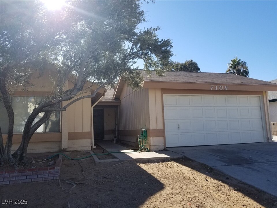 7109 Mountain Moss Dr in Las Vegas, NV - Building Photo