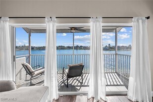 541 Windsor Sq in Naples, FL - Building Photo