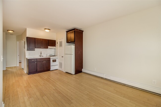 242 South St-Unit -2 in Jersey City, NJ - Foto de edificio - Building Photo