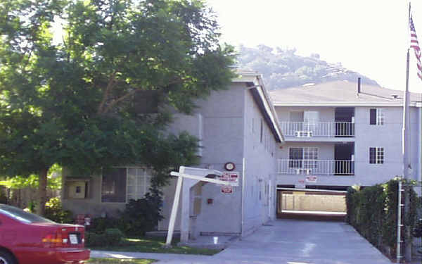 1586 Yosemite Dr in Los Angeles, CA - Building Photo