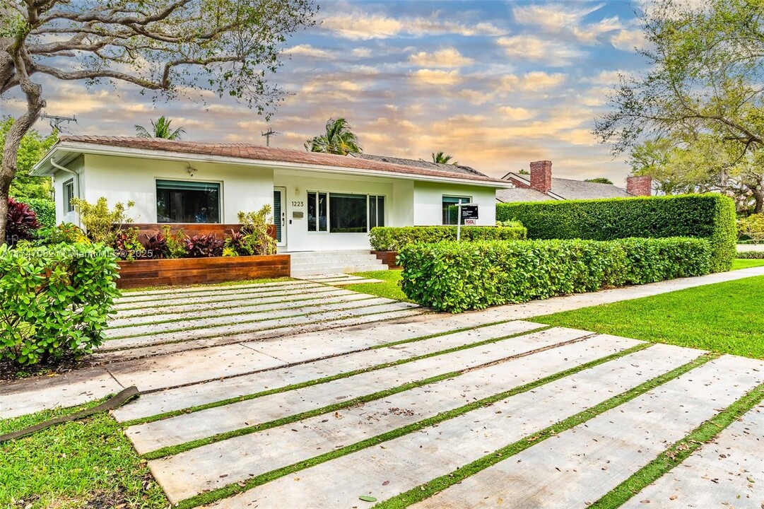 1223 NE 102nd St in Miami Shores, FL - Building Photo