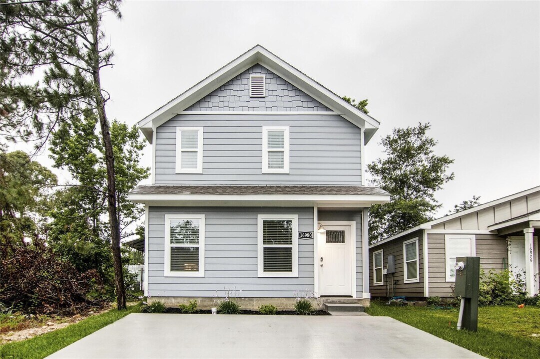 16980 W Ivanhoe St in Montgomery, TX - Building Photo