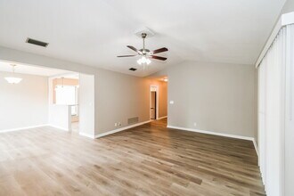 7152 Holiday Hill Ct in Jacksonville, FL - Foto de edificio - Building Photo