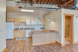 Kassenborg Apartments in Moorhead, MN - Building Photo - Building Photo