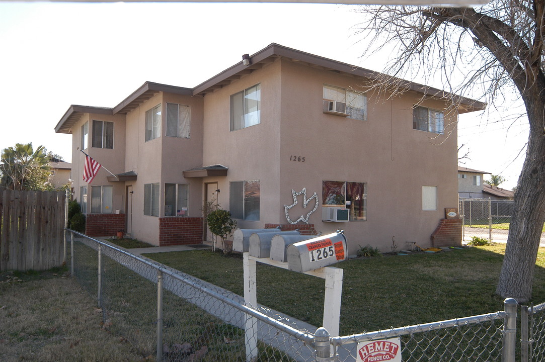 NICE TOWNHOUSE APARTMENTS, 20.70% RETURN ! in Hemet, CA - Foto de edificio