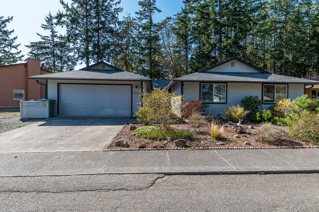 1983 NE Sumner Dr in Oak Harbor, WA - Building Photo