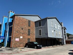 Blue Springs Apartments in Dallas, TX - Foto de edificio - Building Photo