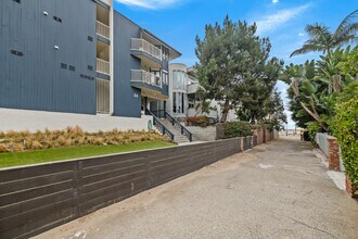 24 Westwind St, Unit F in Marina Del Rey, CA - Foto de edificio - Building Photo
