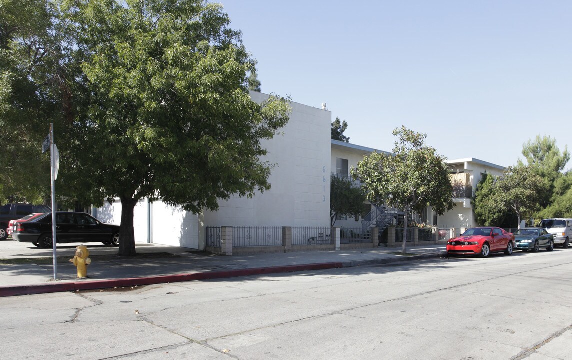 6613 Irvine Ave in North Hollywood, CA - Building Photo