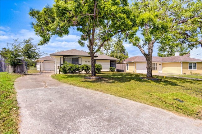 property at 2502 Roy Cir