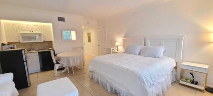 11863 Wimbledon Cir, Unit 403 in Wellington, FL - Foto de edificio - Building Photo