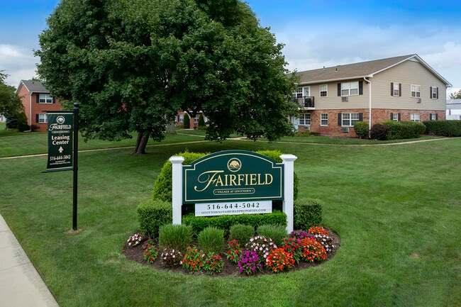 Fairfield Village at Levittown in Levittown, NY - Foto de edificio - Building Photo