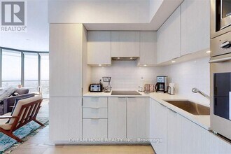 11 Wellesley St W in Toronto, ON - Building Photo - Building Photo