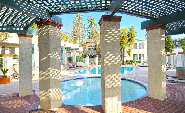 5700 Etiwanda Ave in Los Angeles, CA - Building Photo - Building Photo