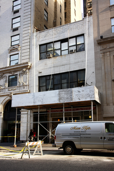 233 W 46th St in New York, NY - Building Photo