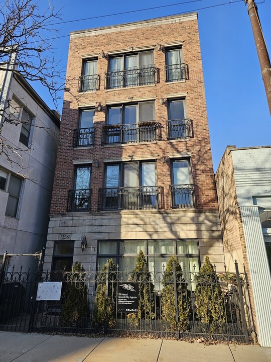 1336 W Grand Ave in Chicago, IL - Building Photo