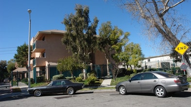 Simpson Saticoy Apartments in North Hollywood, CA - Foto de edificio - Building Photo