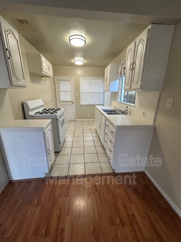 512 Irving Ave in Glendale, CA - Building Photo - Building Photo