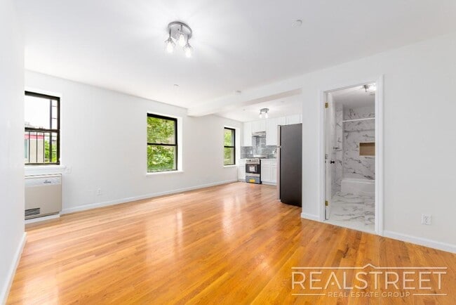 Spacious 2 Bedroom in Williamsburg!
