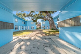 Courtyard Apartments in Jacksonville, FL - Foto de edificio - Building Photo