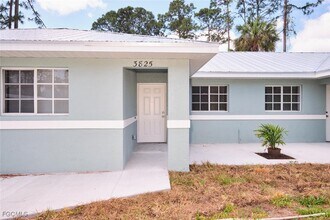 3825 Hollycrest St in Ft. Myers, FL - Building Photo - Building Photo