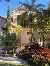 412 Cameron Dr in Weston, FL - Building Photo - Building Photo