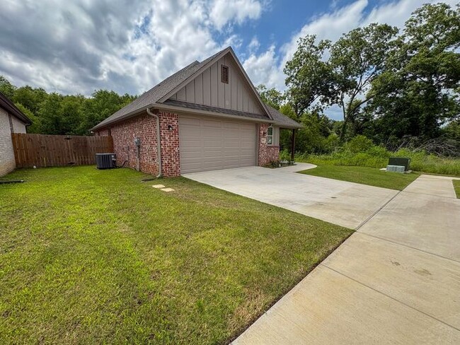205 Lindsey Ln in Whitehouse, TX - Building Photo - Building Photo