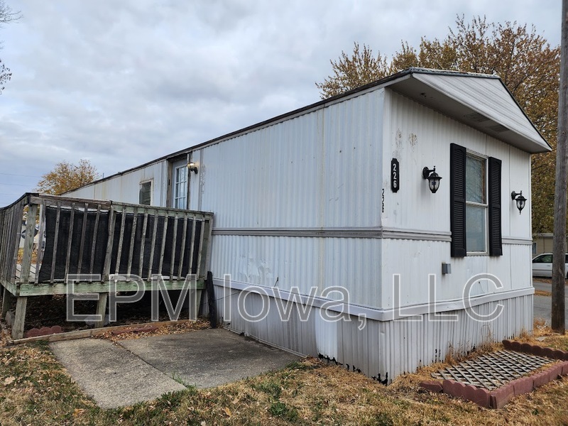 700 W Ridgeway Ave in Cedar Falls, IA - Foto de edificio