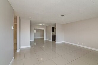 1321 SW 21st Way in Delray Beach, FL - Foto de edificio - Building Photo