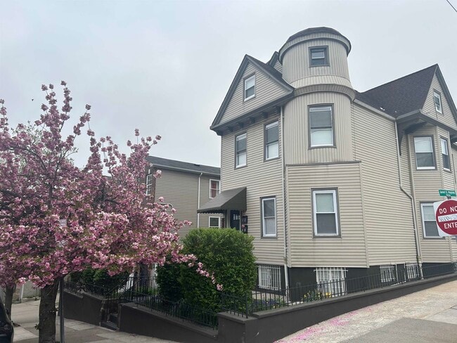 437 Bramhall Ave
