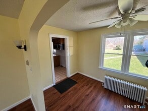 138 Mountain St in Ellington, CT - Foto de edificio - Building Photo